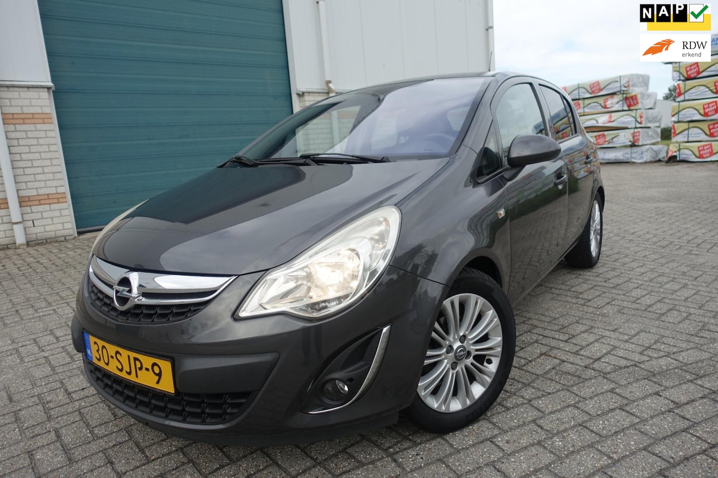 Opel Corsa - 1.4-16V Cosmo - navi - cruise contr -lm velgen - privatglas - park. sensoren - AutoWereld.nl