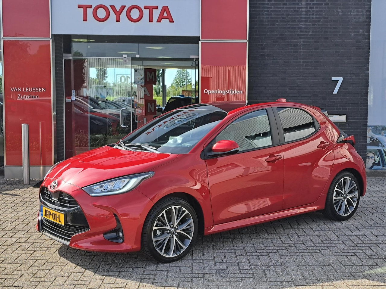 Toyota Yaris - 1.5 Hybrid 130 Executive Pano PDC BLIND SPOT LEDER STUUR + STOELVERWARMING - AutoWereld.nl