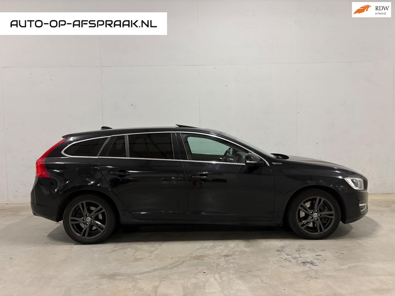 Volvo V60 - 2.4 D6 AWD Plug-In Hybrid Summum Leer Pano Navi - AutoWereld.nl