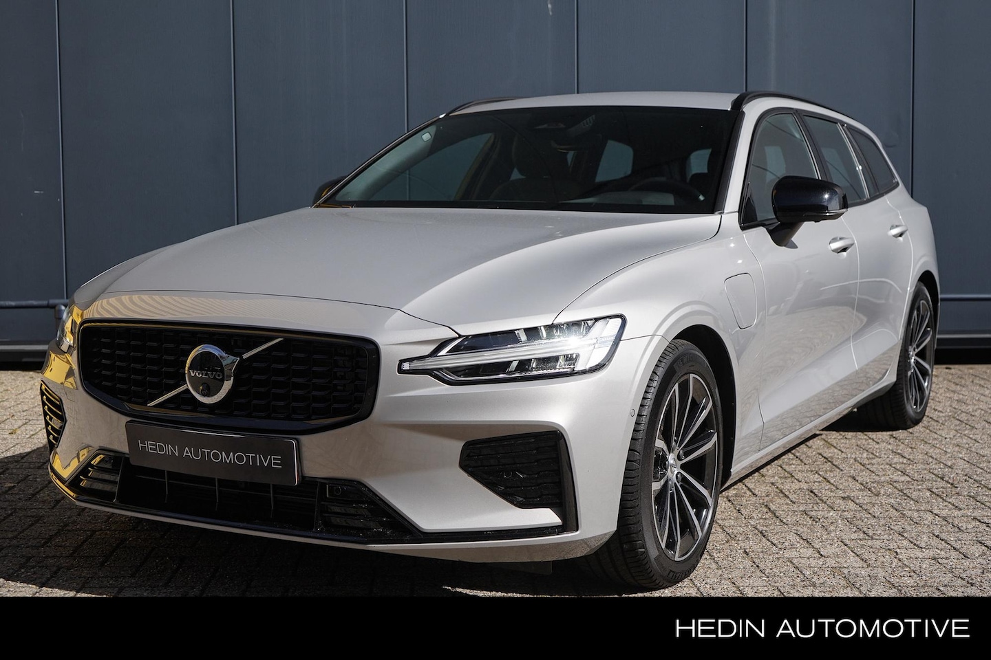 Volvo V60 - 2.0 T6 Plug-in hybrid AWD Plus Dark | Harman/kardon audio | 360 graden camera | Trekhaak - AutoWereld.nl