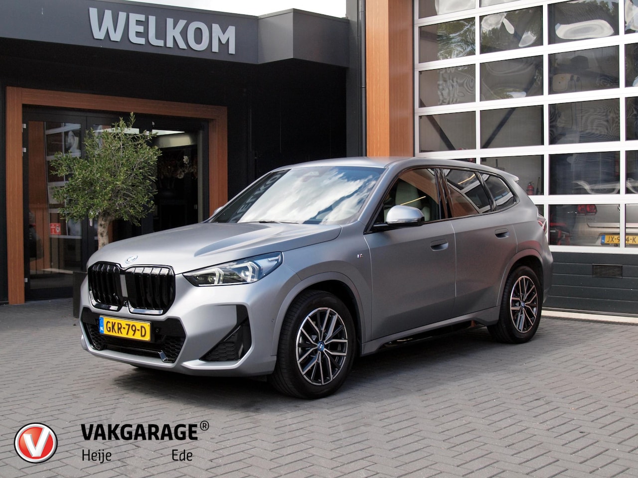 BMW iX1 - eDrive20 67 kWh | M-Pakket | NL-Auto | Innovation Pack | BMW Individual Frozen Pure Grey | - AutoWereld.nl