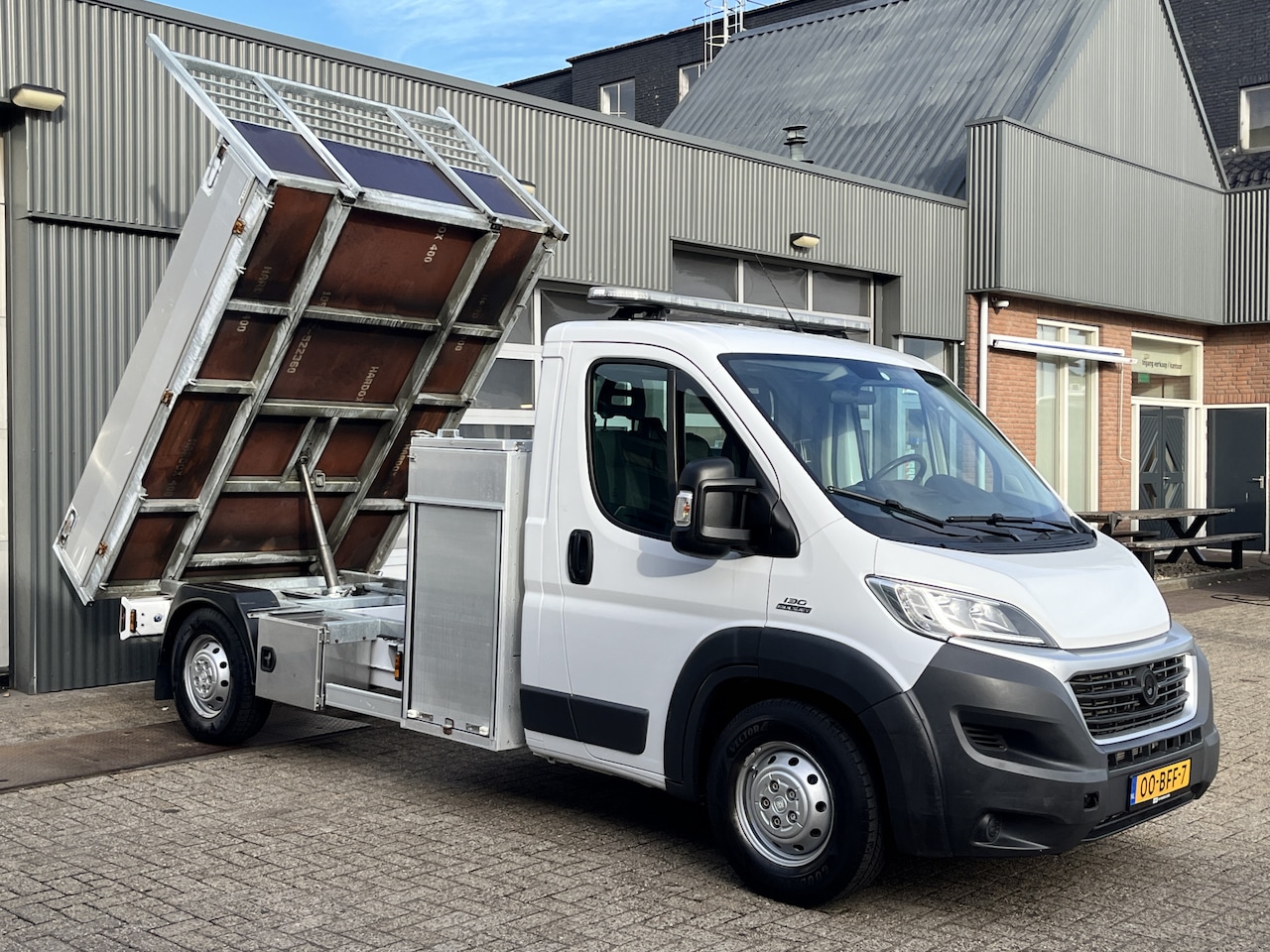 Fiat Ducato - 2.3 MultiJet 130pk Kipper Airco Trekhaak 2500kg Stuurwielbediening Telefoonverbinding Lade - AutoWereld.nl