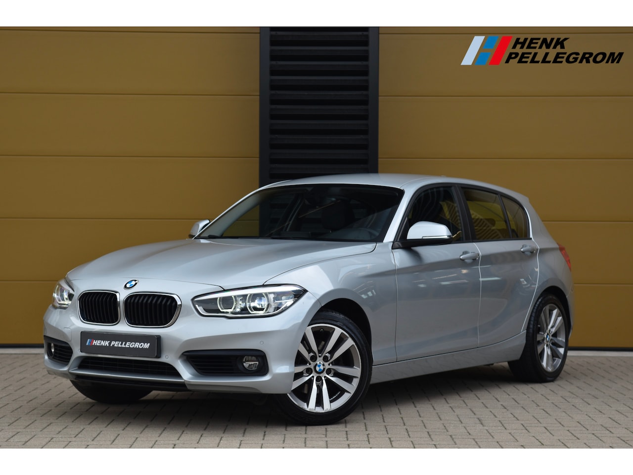 BMW 1-serie - 120i High Executive * Sportstoelen * Trekhaak * LED * Dealeronderhouden * - AutoWereld.nl