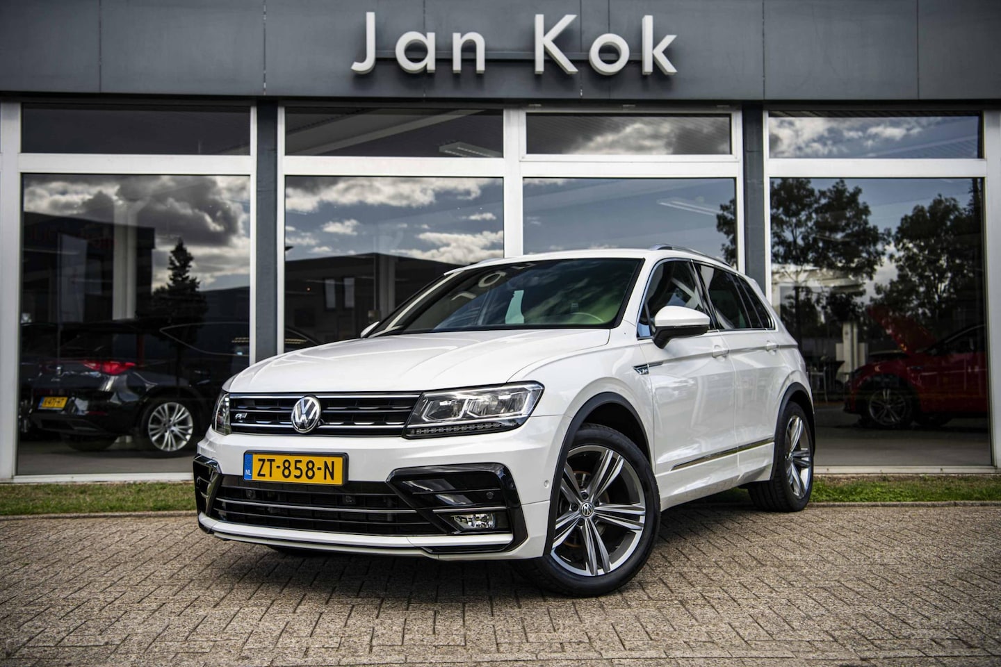Volkswagen Tiguan - 1.5 TSI 150 pk DSG-7 Highline Business R | Camera | Navigatie | Full Link - AutoWereld.nl