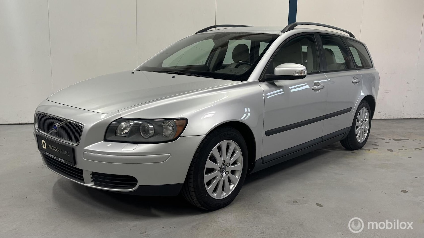 Volvo V50 - 2.4 Momentum AUTOMAAT / LEER / YOUNGTIMER - AutoWereld.nl