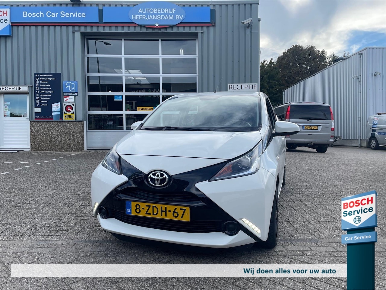 Toyota Aygo - 1.0 VVT-i 69pk 5D X-Play, camera, 15 inch, airco - AutoWereld.nl