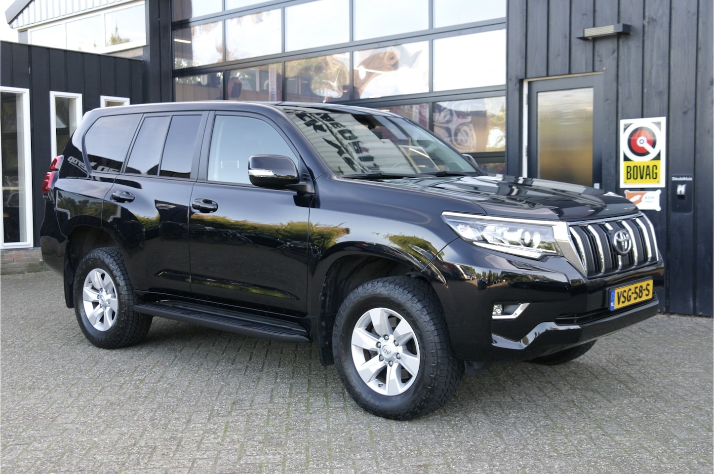 Toyota Land Cruiser Challenger - 2.8 D-4D-F Window Van | NL-Auto | Carplay | Grijs | Trekhaak | Cruise | Camera - AutoWereld.nl
