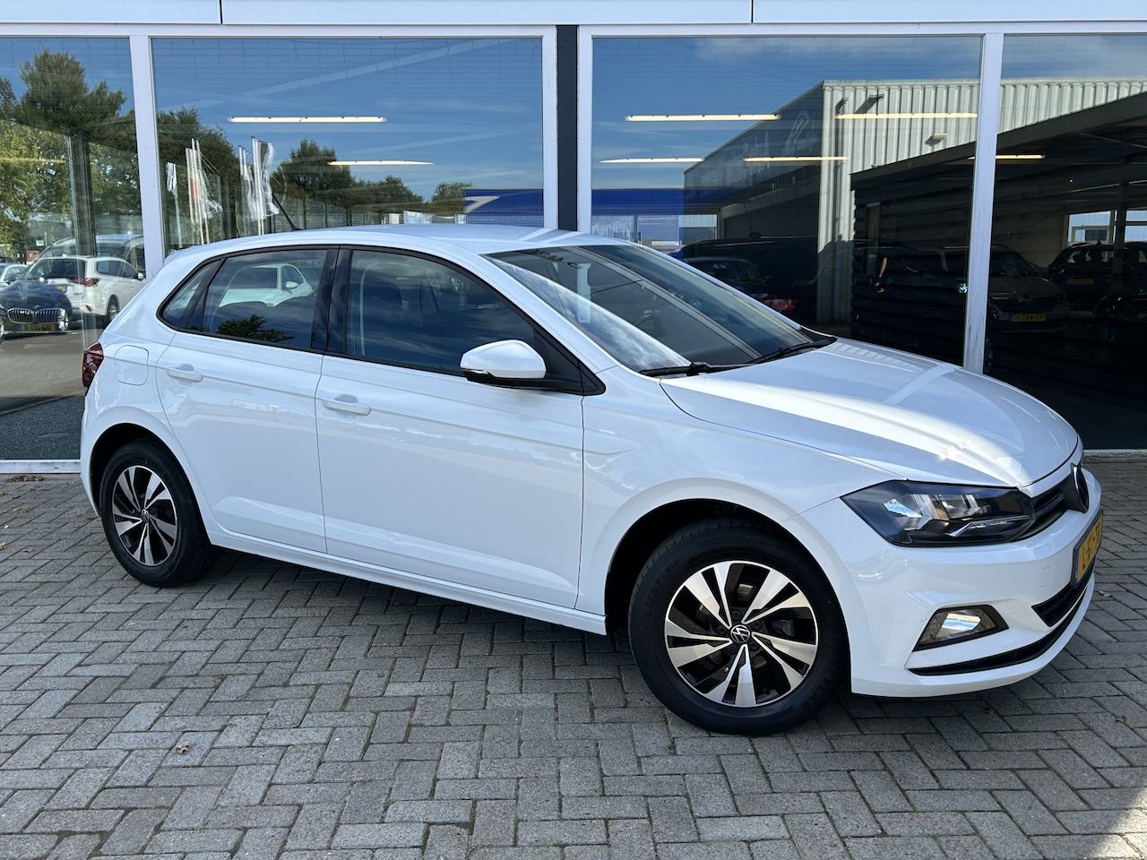 Volkswagen Polo - 1.0 TSI Comfortline 50% deal 6.475,- ACTIE Cruise / Airco / Telefoon / Navi / LMV - AutoWereld.nl