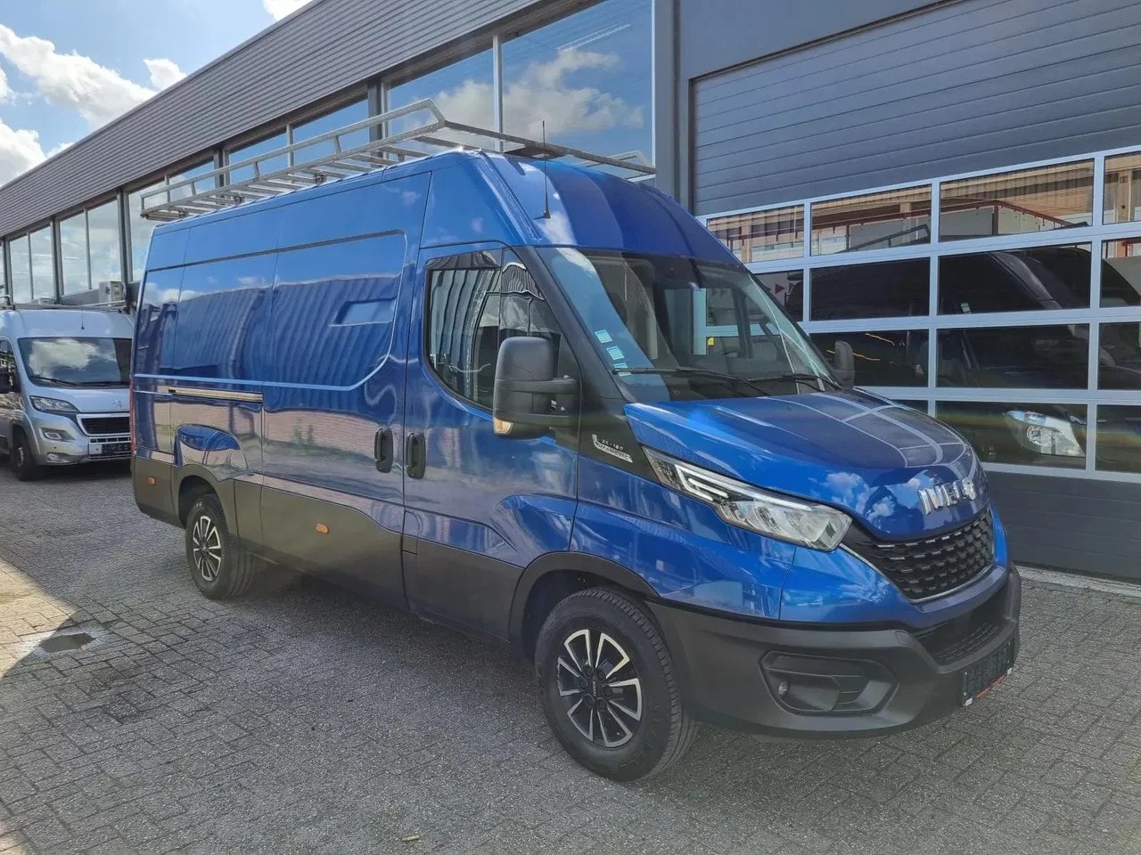 Iveco Daily - 35S16 HI-MATIC 2.3 L2H2/ Airco/ Navi/ LED/ Matrix - AutoWereld.nl