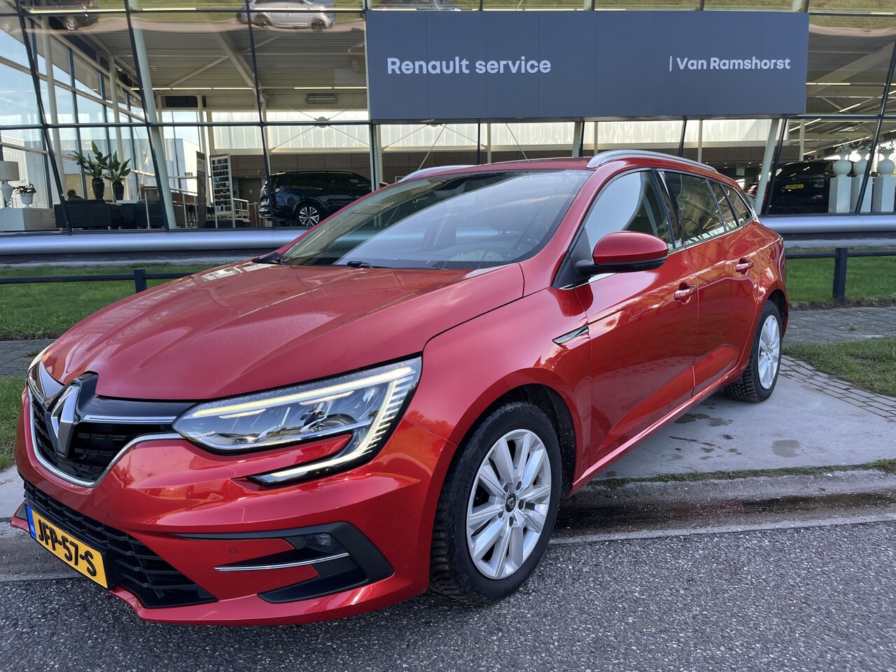 Renault Mégane E-Tech - Estate 1.6 Plug-In Hybrid 160 PK / Automaat / Climate / Keyless / Apple Carplay - Android - AutoWereld.nl