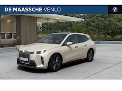 BMW iX - xDrive45 M Sport / Panoramadak Sky Lounge / Trekhaak / M Multifunctionele Stoelen / Parkin