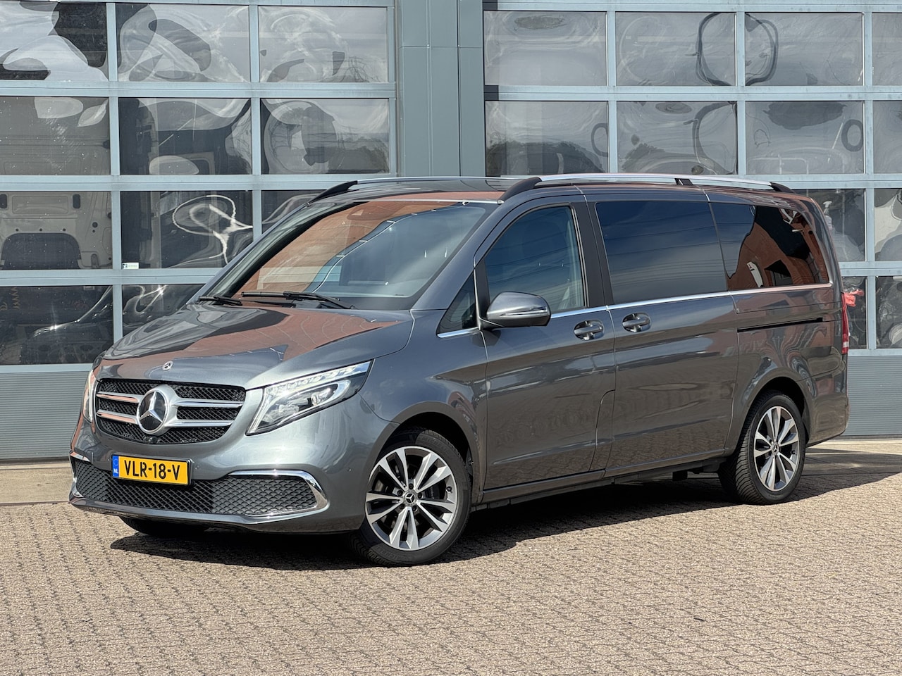 Mercedes-Benz V-klasse - V 300d L Avantgarde | Enkele cabine | 360° Camera | Panoramadak | Dealeronderhoud - AutoWereld.nl