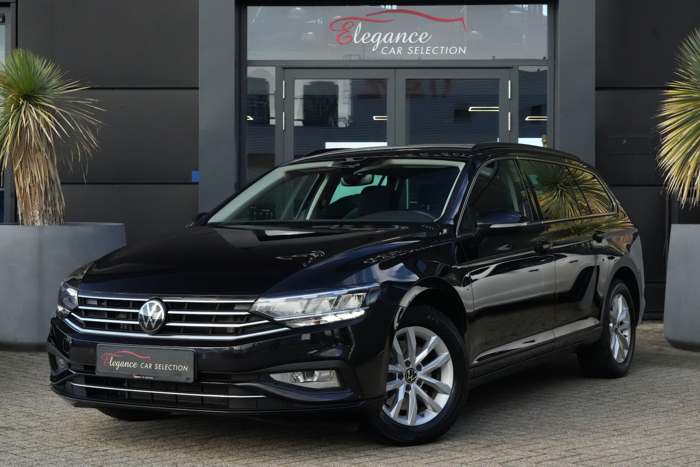 Volkswagen Passat Variant - 1.5 eTSI Business Navigatie/Trekhaak/Parkeersensoren - AutoWereld.nl