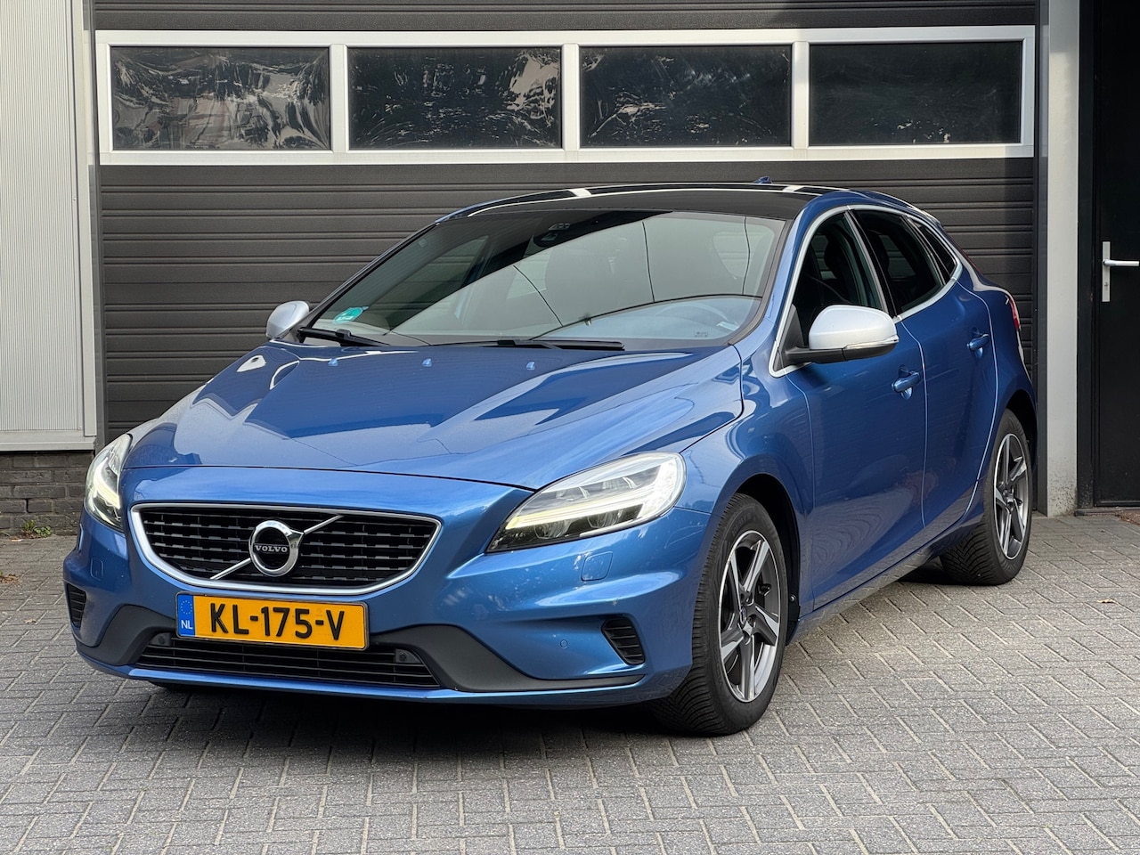 Volvo V40 - 2.0 D3 R-Design Automaat, Pano, Cruise, Climate Control, Stoelverwarming, NAP - AutoWereld.nl