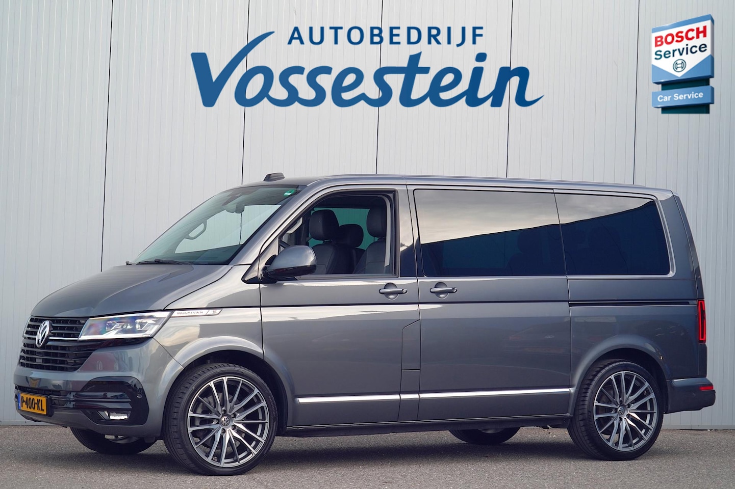 Volkswagen Transporter Multivan - 2.0 TDI L1H1 Highline / 7 Pers. / LED / Trekhaak / Camera / Navi / Leder - AutoWereld.nl