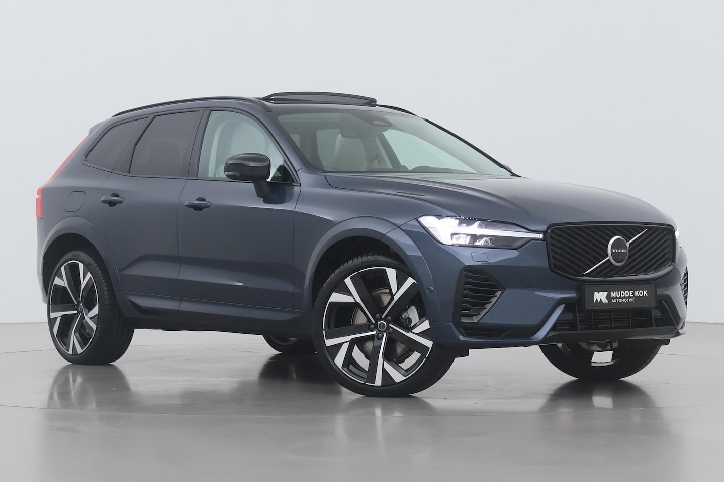 Volvo XC60 - T8 Plug-in hybrid Ultra Dark | FACELIFT | MY2026! | Luchtvering | Bowers&Wilkins | 22 Inch - AutoWereld.nl