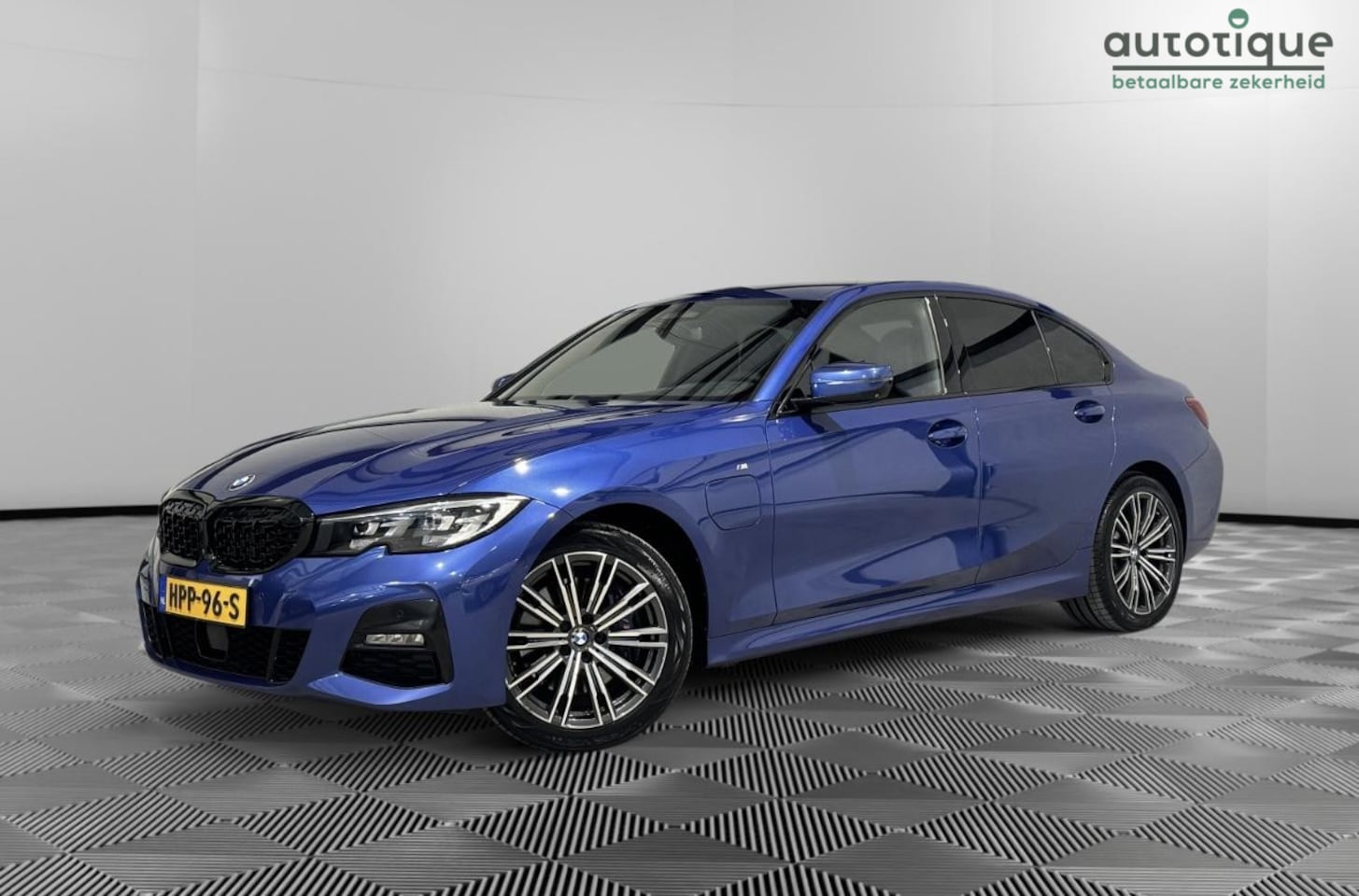 BMW 3-serie - 330e M-Sport Aut. | shadow line | driving assistant | navi | - AutoWereld.nl