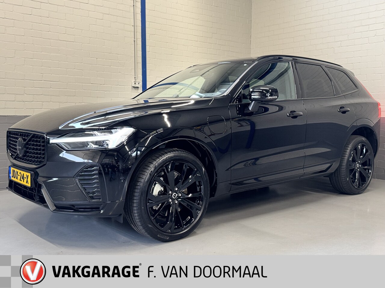 Volvo XC60 - 2.0 T8 Plug-in hybrid AWD Ultra Black Edition | Luchtvering | Bowers & Wilkins | Head Up | - AutoWereld.nl