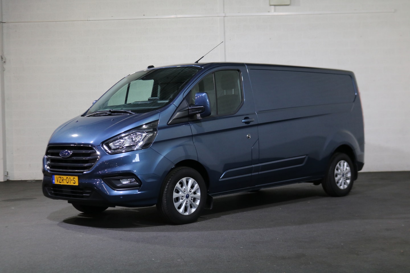 Ford Transit Custom - 2.0 TDci 170pk L2 H1 Limited Airco Camera 2.8t Trekhaak (wordt verwacht) - AutoWereld.nl