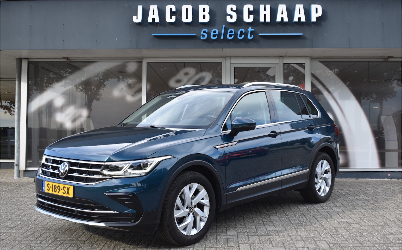 Volkswagen Tiguan - 1.5 TSI R-Line Automaat / Navigatie / Keyless / Trekhaak 1800kg / Adap. Cruise / Camera - AutoWereld.nl