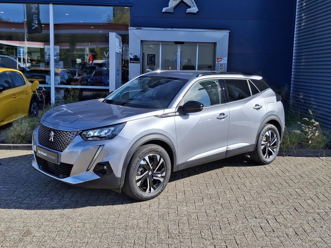 Peugeot e-2008 - EV Allure Pack 50 kWh | Camera | Climate control | Apple Carplay/Android Auto - AutoWereld.nl