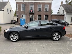 Volvo S60 - 1.6 T3 Momentum AUTOMAAT EERSTE EIGENAAR DEALER ONDERHOUDEN