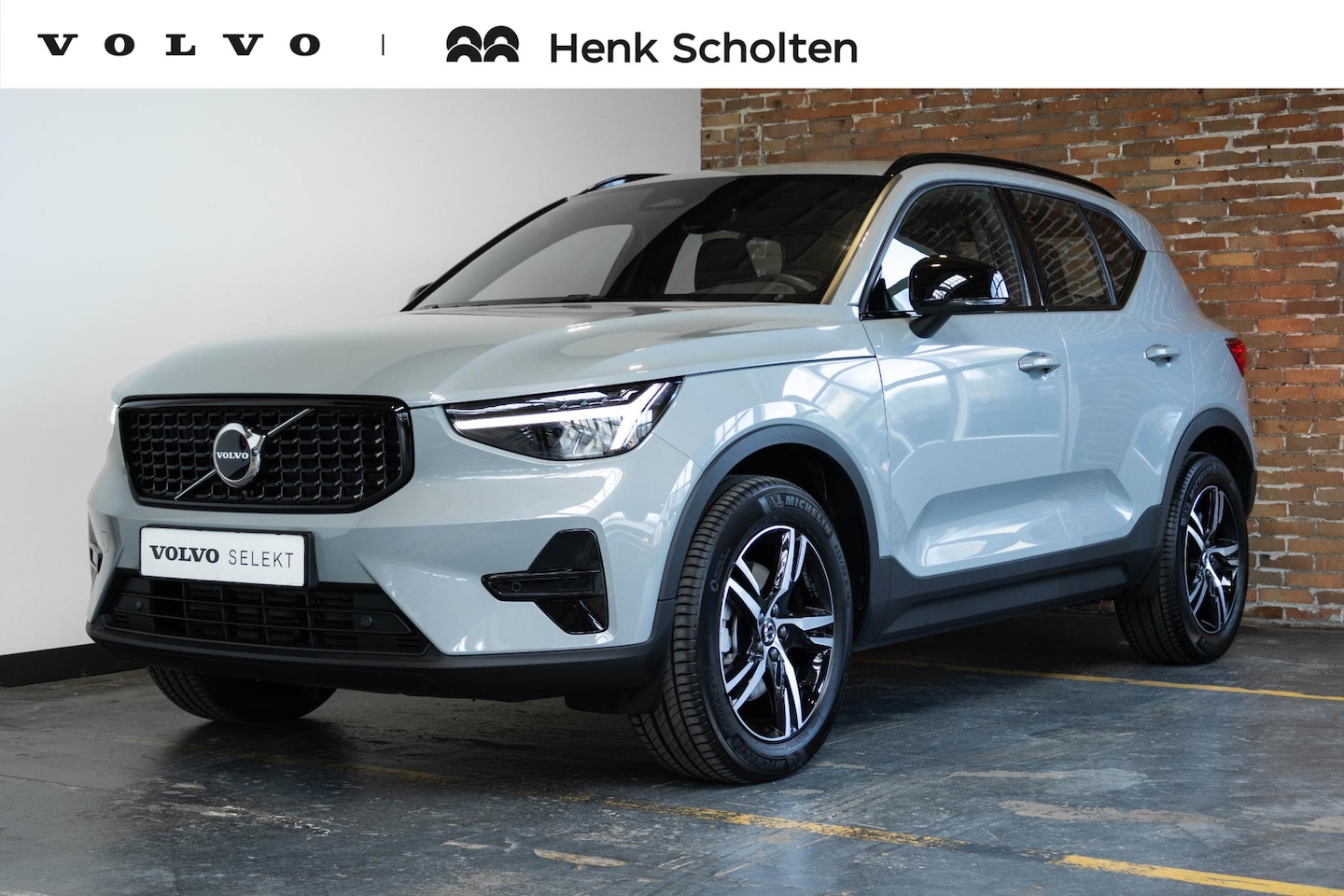 Volvo XC40 - B4 Plus Dark | Verwarmde Voorstoelen+Stuurwiel | Verwarmde voorruit | Semi-Elektrische Tre - AutoWereld.nl