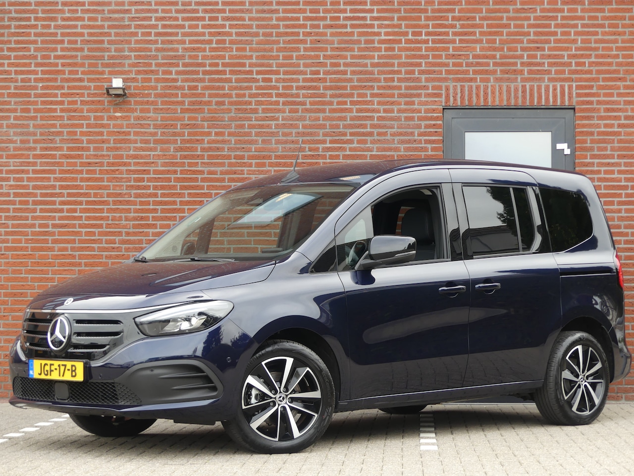 Mercedes-Benz EQT Tourer - 200 L1 Premium Plus 45kWh Led/Leer/Camera/PDC - AutoWereld.nl