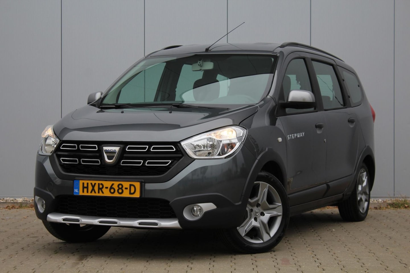 Dacia Lodgy - 1.2 TCe Lauréate Stepway 7persoons | Navigatie | Stoelverwarming | Airco | Cruise control - AutoWereld.nl