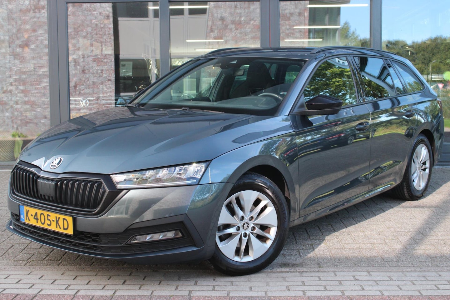 Skoda Octavia Combi - 1.0 TSI Sport Business | Carplay | Cruise Control | Parkeersensoren | Telefoonvoorbereidin - AutoWereld.nl