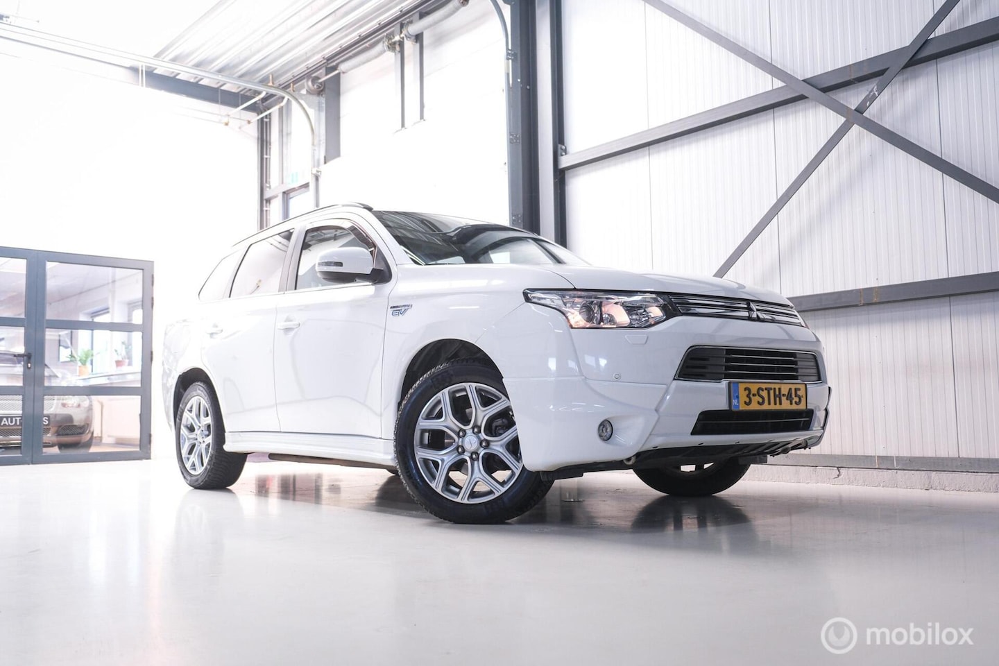 Mitsubishi Outlander - 2.0 PHEV Instyle+ | Schuifdak | trekhaak | Leder | NL auto NAP | Rijklaarprijs | Nieuwe AP - AutoWereld.nl