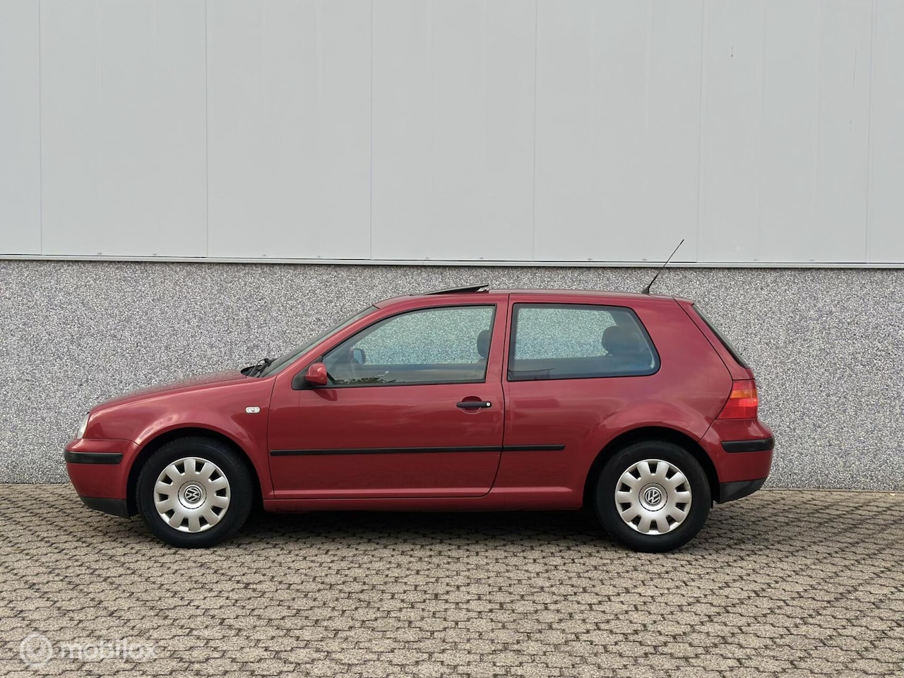 Volkswagen Golf - 1.6 SR /Automaat/pano/New Driem / New APK - AutoWereld.nl