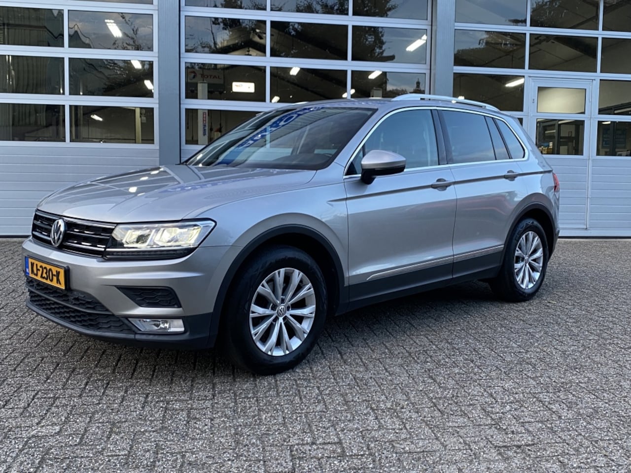 Volkswagen Tiguan - 1.4 TSI Con. Series/Trekhaak/Leder/Stoelverw./Cruise/Navi - AutoWereld.nl