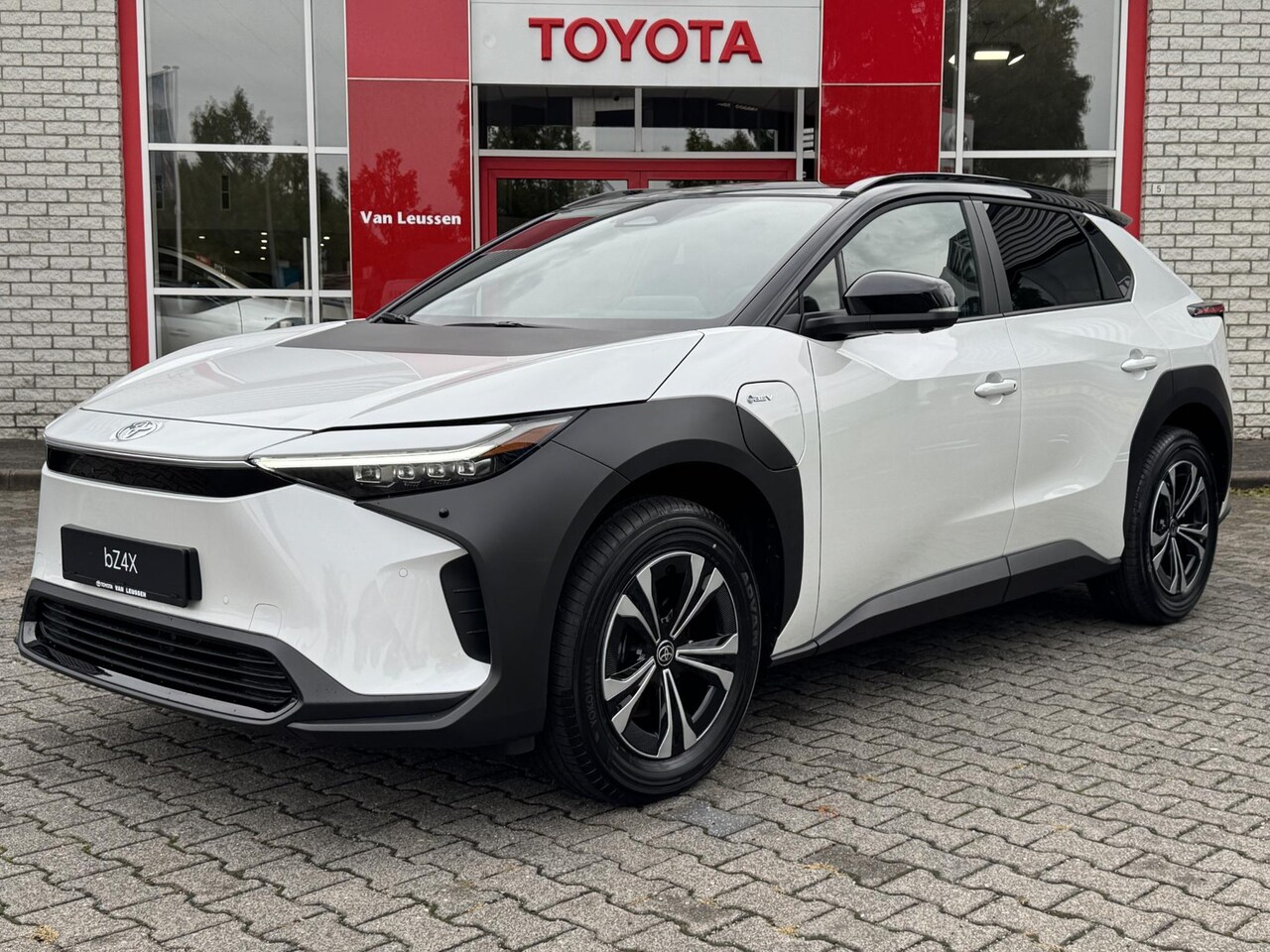 Toyota bZ4X - DYNAMIC 71 KWH BI-TONE NIEUW & DIRECT LEVERBAAR!!! PANO-DAK PARK-SENSOREN BLIND-SPOT 360° - AutoWereld.nl