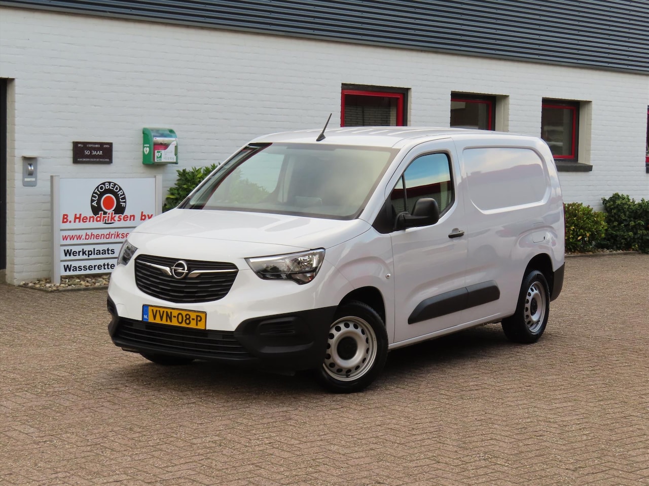 Opel Combo - Cargo GB 1.5 Diesel 102pk L2H1/ All season banden/ Navigatie/ Apple Carplay/ Stuurwiel bed - AutoWereld.nl
