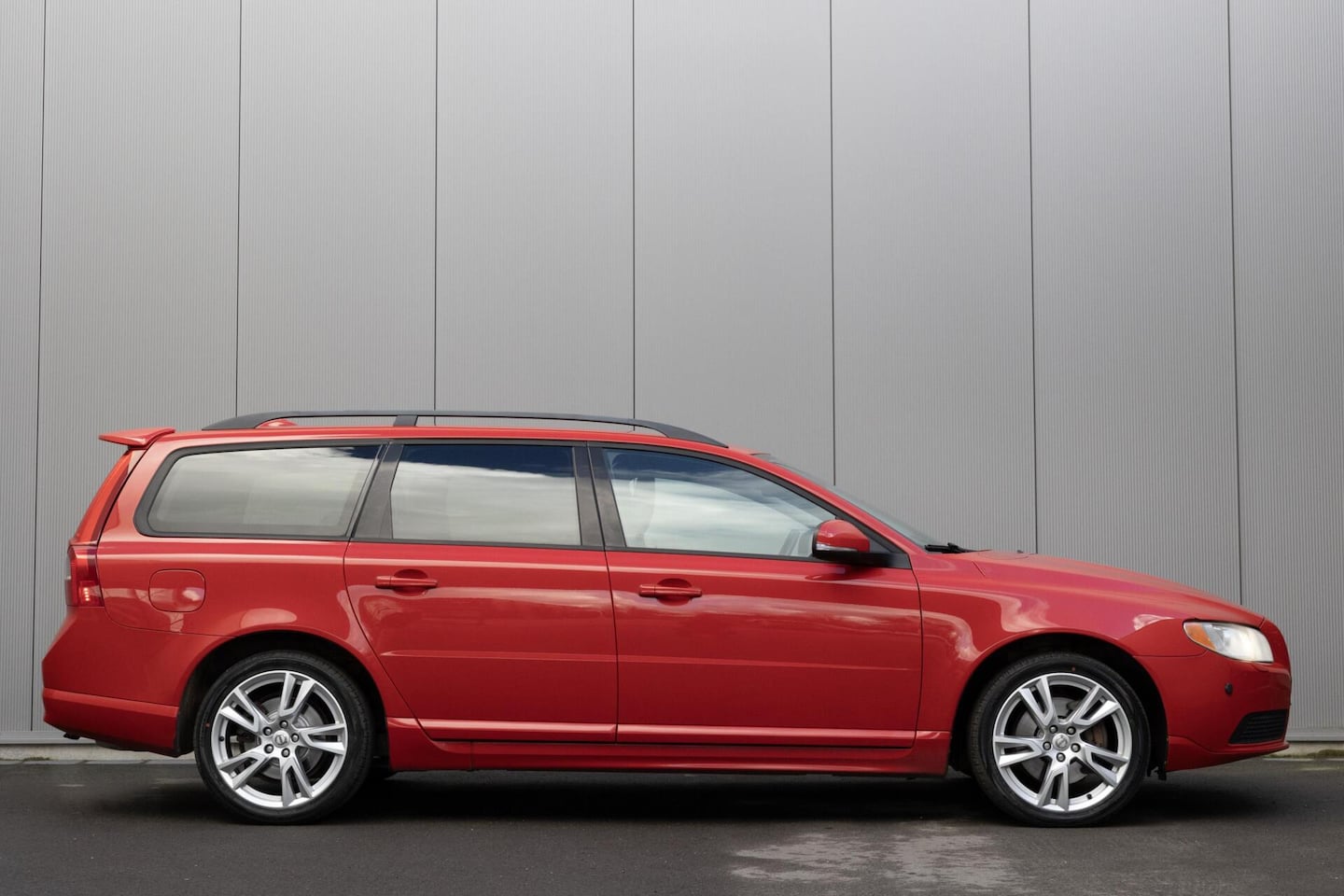 Volvo V70 - 2.5T Momentum Stoelverwarming|Xenon|230PK - AutoWereld.nl