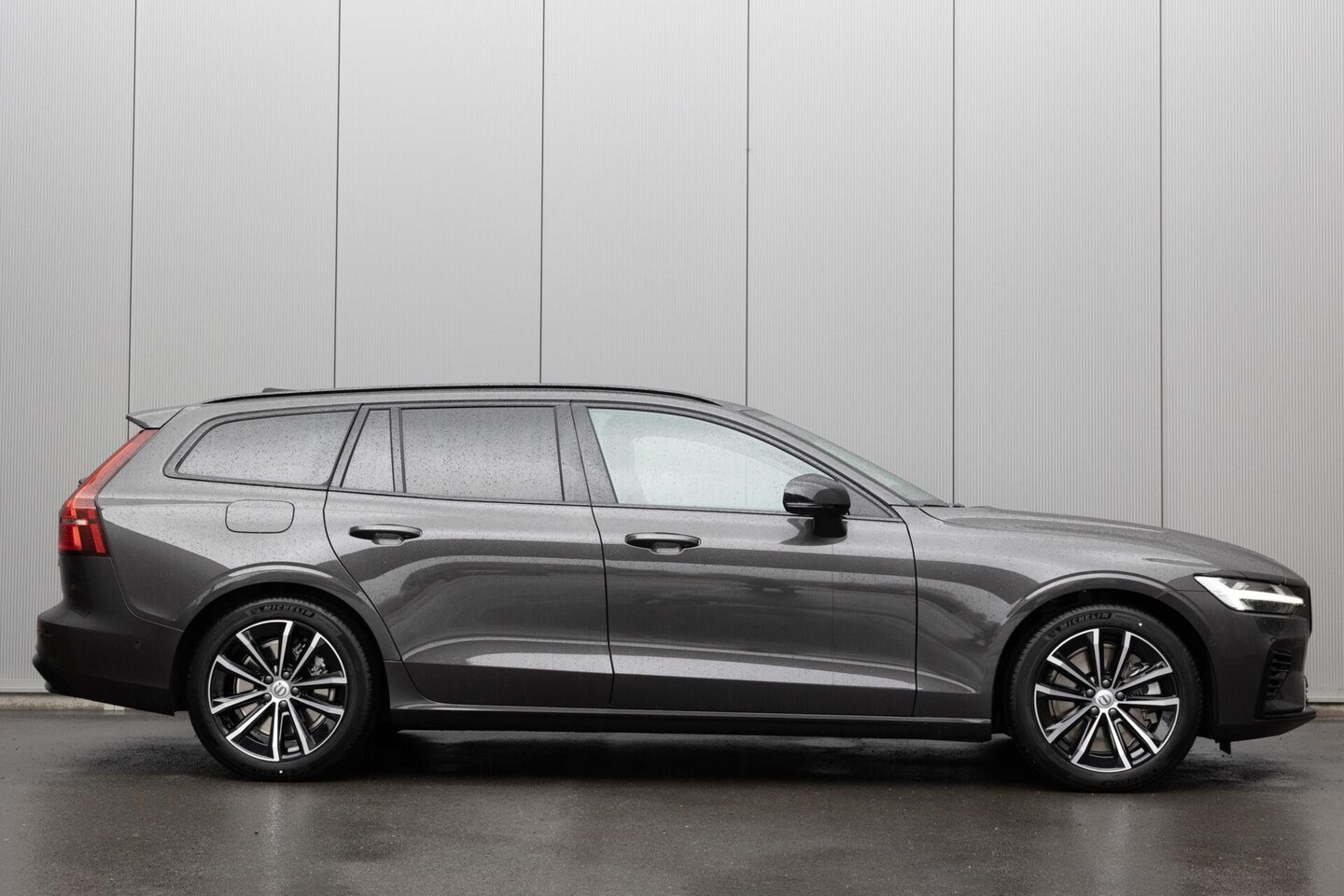 Volvo V60 - 2.0 T6 Plug-in hybrid AWD Plus Dark|H/K Audio|360 Camera|Leer| - AutoWereld.nl
