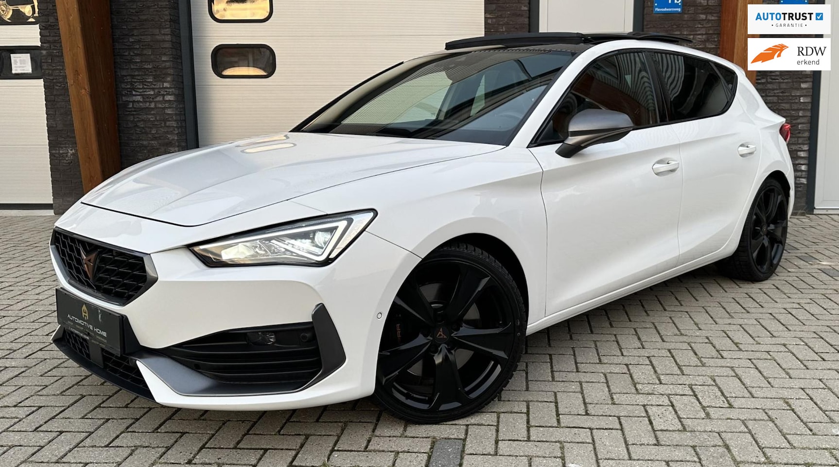 CUPRA Leon - 2.0 TSI VZ 300PK PANO/SFEERVERL/CARPLAY/STOELVW - AutoWereld.nl