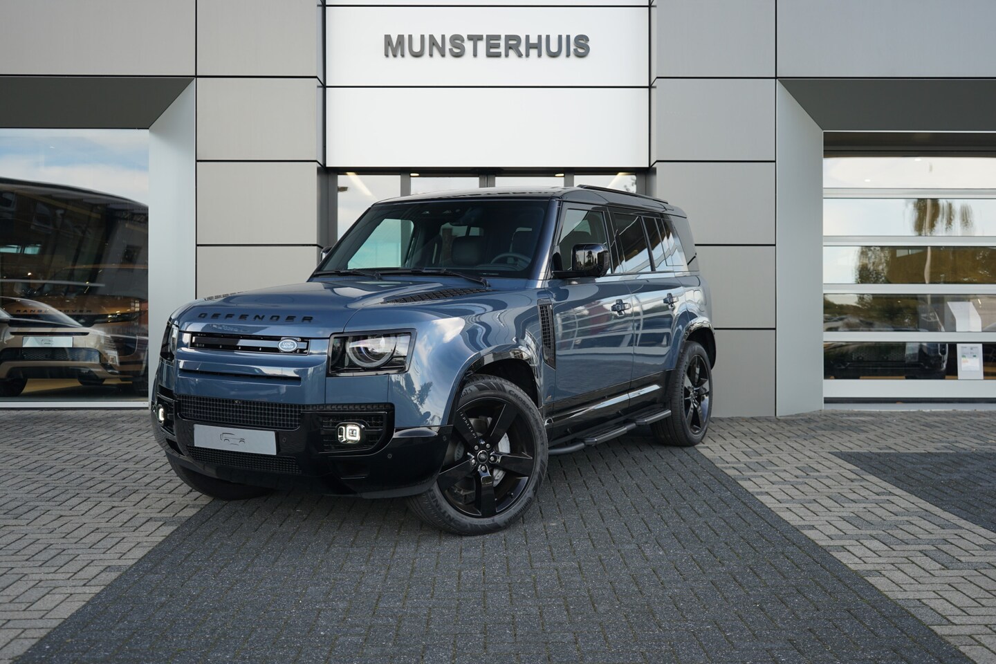 Land Rover Defender 110 - P300e 110 X-Dynamic HSE | Elektrische trekhaak | Voorstoelen verwarmd / gekoeld | 22 Inch - AutoWereld.nl