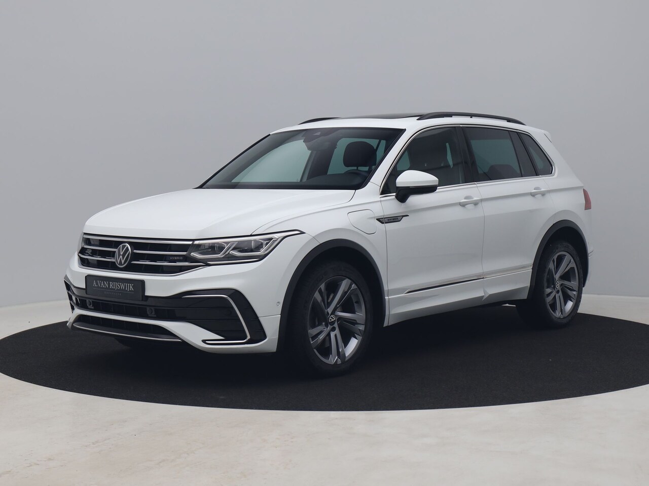 Volkswagen Tiguan - 1.4 TSI eHybrid R-Line Business+ | PANO | CAMERA | ADAPTIVE | KEYLESS | STOEL- EN STUURVER - AutoWereld.nl