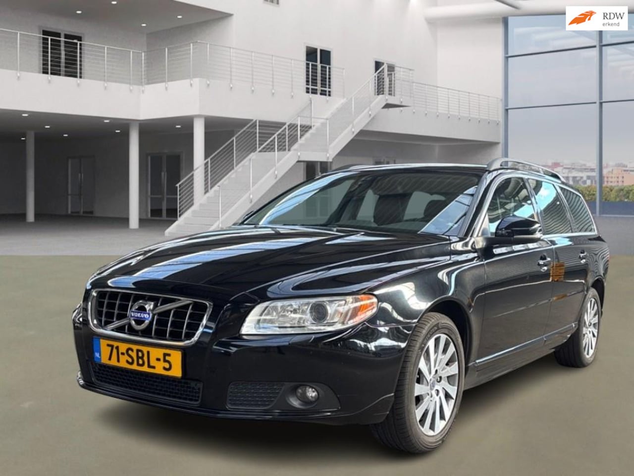 Volvo V70 - 1.6 T4 Limited NAVI PSENSOR LEDER CRUISE TREKHAAK 2 X SLEUTELS - AutoWereld.nl