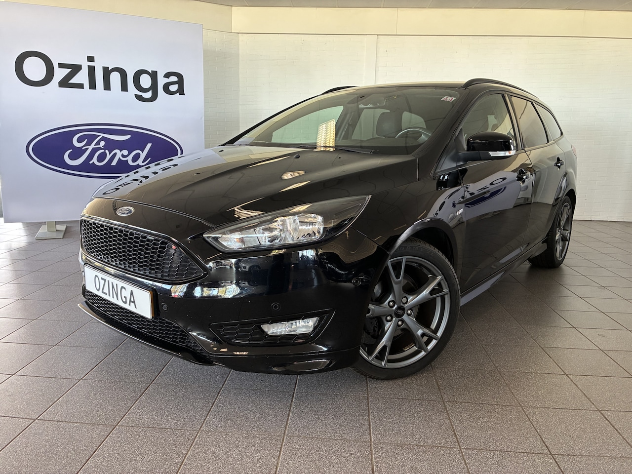Ford Focus Wagon - 125PK ST-Line 18-inch-navi-climatecontrole-privacyglass - AutoWereld.nl