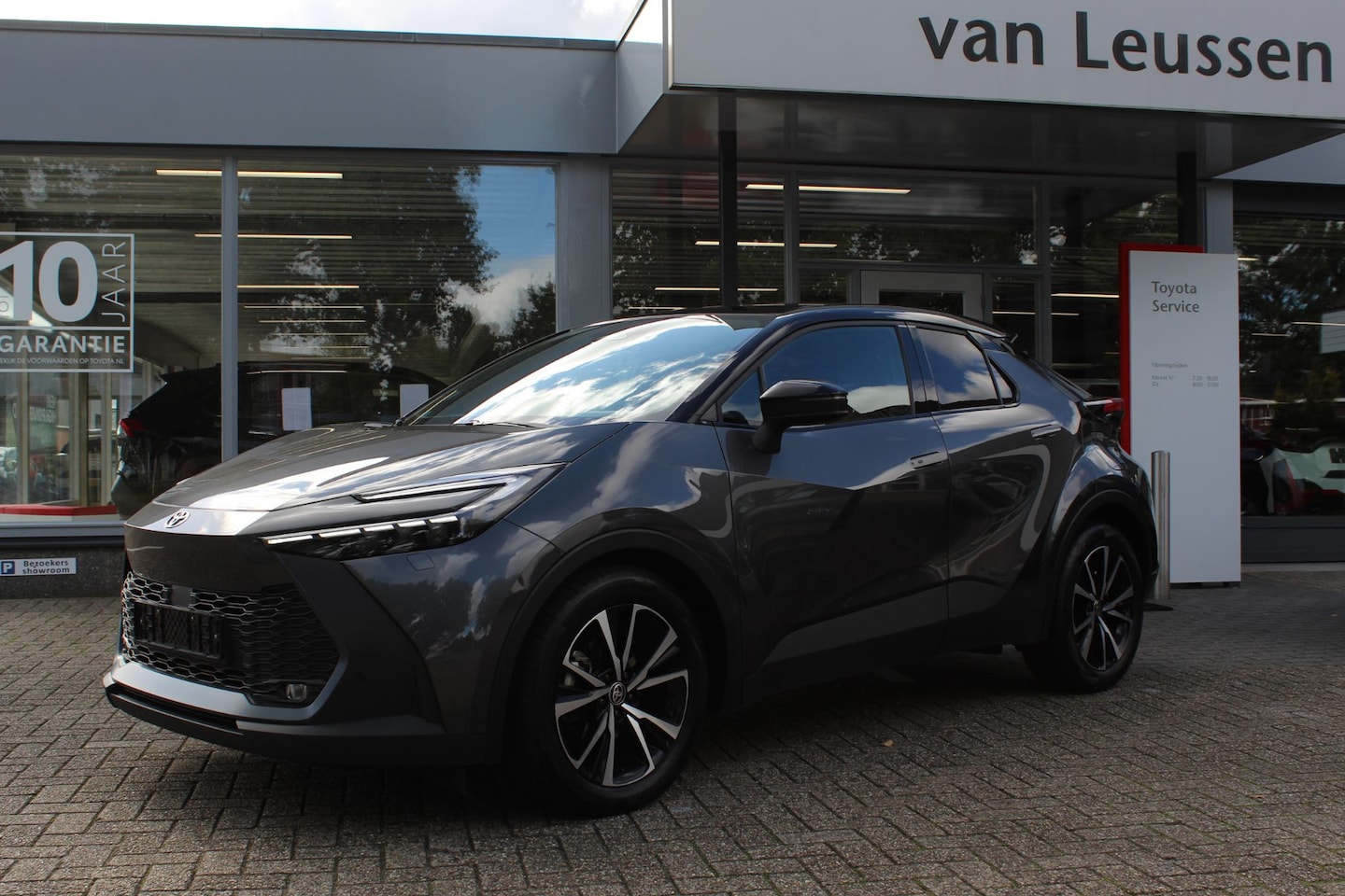 Toyota C-HR - 1.8 Hybrid 140 FIRST EDITION BI-TONE LAK STOEL/WISSER&STUURVERW. LED DODEHOEK DETECTIE LM- - AutoWereld.nl