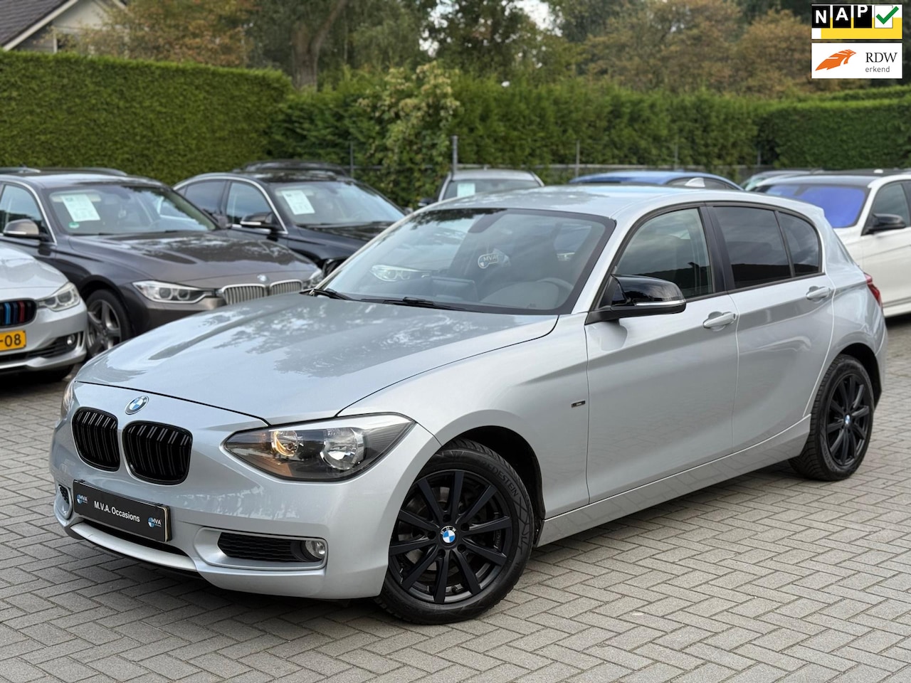 BMW 1-serie - 116i Business Limited Edition Urban|Nieuwe Ketting + Klepseals|ACarplay|Half Leder|Climate - AutoWereld.nl