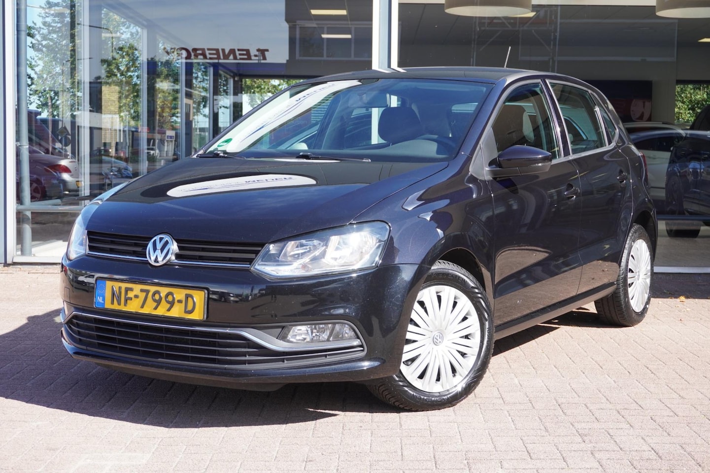Volkswagen Polo - 1.2 TSI Comfortline 5deurs | Airco | Elek. pakket | Navigatie | Zwart | 2017 | Inruil moge - AutoWereld.nl