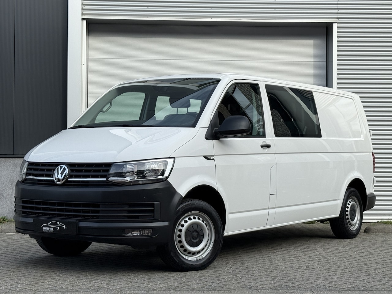 Volkswagen Transporter - 2.0 TDI L2H1 DC Comfortline Plus | Trekhaak | Voorruitverwarming | Navi - AutoWereld.nl
