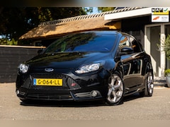 Ford Focus - 2.0 EcoBoost ST-2 Schuifdak I Revo Technik Tuning I Recaro I Sony Audio I Parkeersensoren