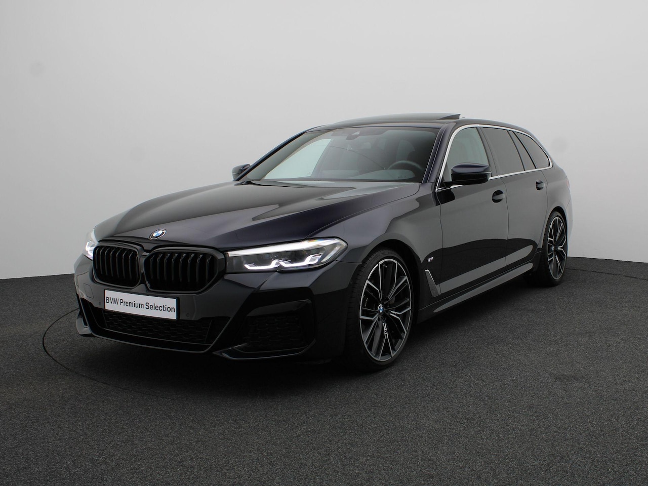 BMW 5-serie Touring - 540i xDrive High Executive | M Sportpakket | Panoramadak | Comfortstoelen | 20" - AutoWereld.nl
