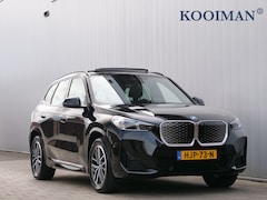 BMW iX1 - eDrive20 67 kWh 204 Pk M-sport pakket Pano-dak / Trekhaak / DAB / Navi / Apple Carplay