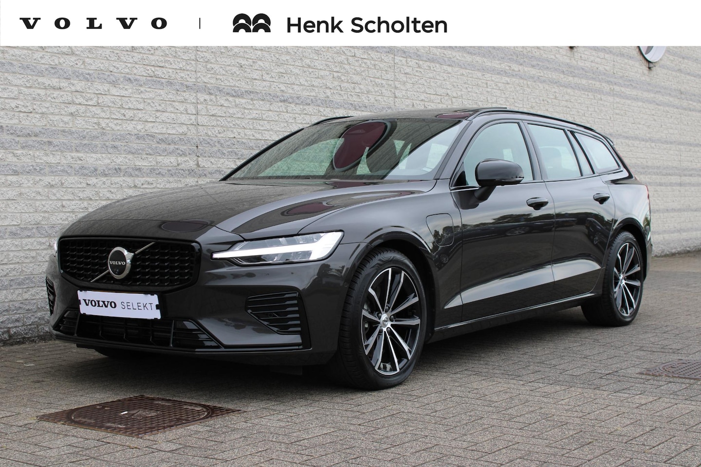 Volvo V60 - 2.0 T6 Plug-in hybrid AWD Plus Dark | Panoramadak| Trekhaak | Open Grid Textiel | Visual P - AutoWereld.nl